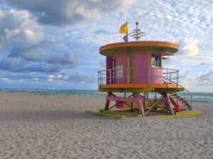 Bunter Lifeguard Tower am Strand von Miami Beach bei bewölktem Himmel