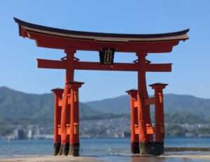 Schwimmendes Torii-Tor auf Miyajima vor Hiroshima – berühmtes Wahrzeichen des Itsukushima-Schreins.