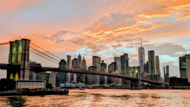 Brooklyn Bridge bei Sonnenuntergang mit Manhattan Skyline – New York mit Kindern erleben