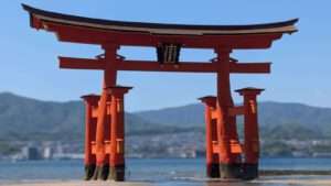 Rotes Torii-Tor im Meer von Miyajima bei Hiroshima – ikonisches Wahrzeichen auf einer Japan Rundreise mit Kindern