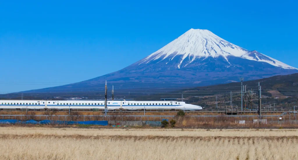 JR Pass Japan - Shinkansen Nozomi in Japan – schnellster Zug zwischen Tokio und Kyoto mit Mount Fuji im Hintergrund