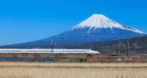 JR Pass Japan - Shinkansen Nozomi in Japan – schnellster Zug zwischen Tokio und Kyoto mit Mount Fuji im Hintergrund