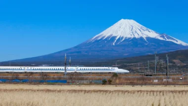 JR Pass Japan - Shinkansen Nozomi in Japan – schnellster Zug zwischen Tokio und Kyoto mit Mount Fuji im Hintergrund