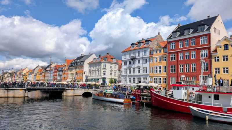 Nyhavn in Kopenhagen mit bunten Giebelhäusern und Hafen – Highlight unserer Dänemark Rundreise mit Kindern
