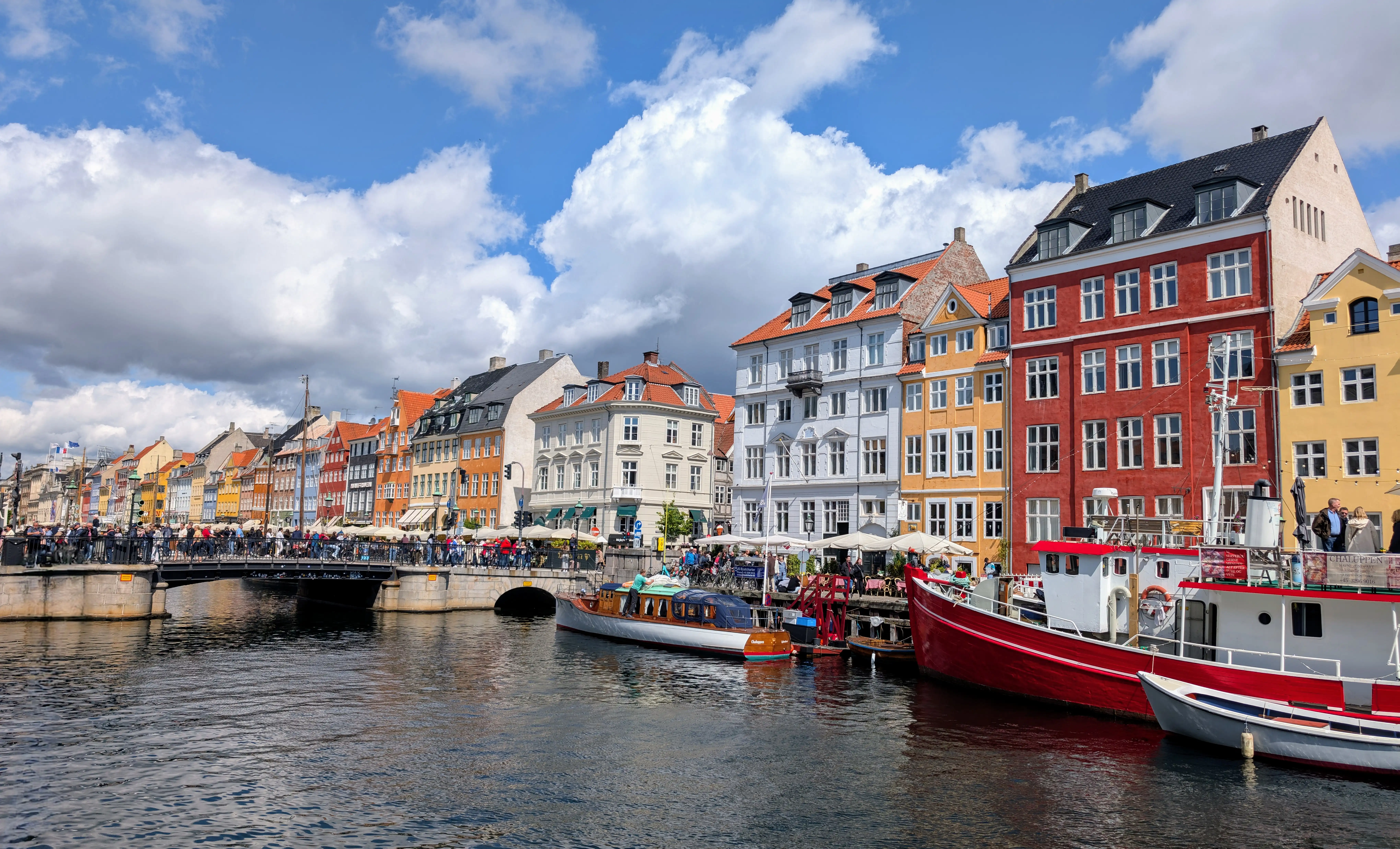 Nyhavn in Kopenhagen mit bunten Giebelhäusern und Hafen – Highlight unserer Dänemark Rundreise mit Kindern