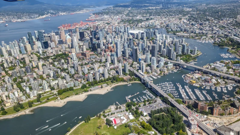 Vancouver Skyline aus der Luft – Blick auf Downtown und False Creek während unseres Kanada Roadtrips mit Kindern