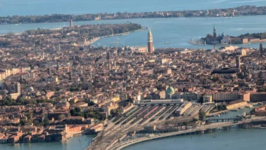 Venedig mit Kindern - Luftaufnahme von Venedig mit Altstadt, Lagune, Bahnhof Santa Lucia und der Insel San Giorgio Maggiore bei klarem Wetter.
