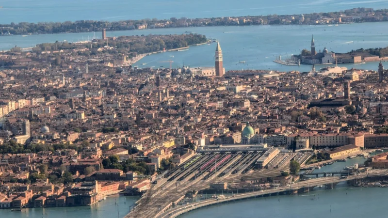 Venedig mit Kindern - Luftaufnahme von Venedig mit Altstadt, Lagune, Bahnhof Santa Lucia und der Insel San Giorgio Maggiore bei klarem Wetter.