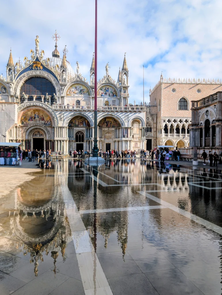 Markusdom in Venedig mit Spiegelung bei Acqua Alta auf dem Markusplatz