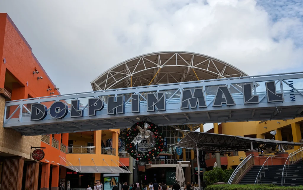 Eingang der Dolphin Mall in Miami mit Schriftzug und Besuchern