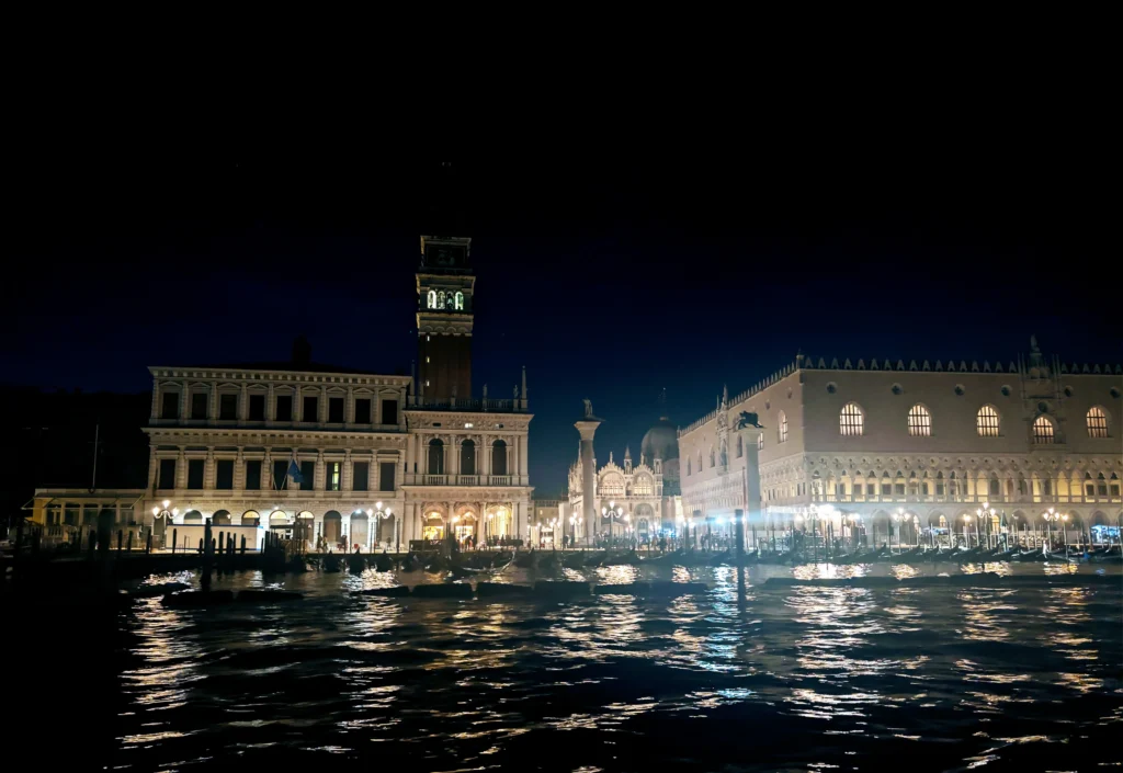 Markusplatz und Dogenpalast bei Nacht in Venedig – beleuchtete Paläste und Gondeln in der Lagune