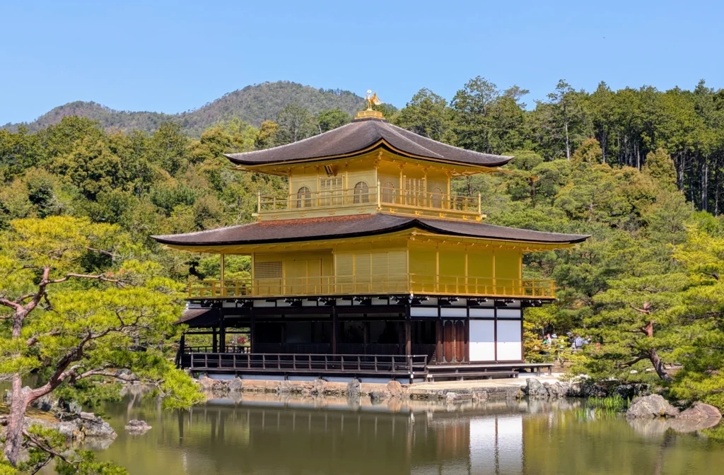 Goldener Pavillon Kinkaku-ji mit Spiegelung im Teich in Kyoto