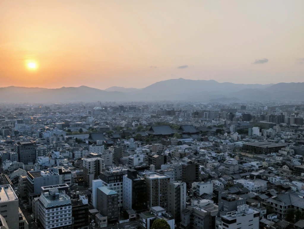 Sonnenuntergang über Kyoto mit Blick auf Tempel und Berge – Abendstimmung bei unserer Familienreise
