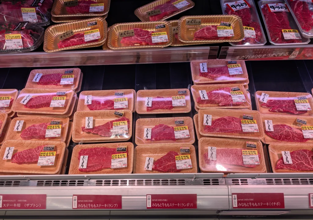 Verpacktes Wagyu-Rindfleisch im Supermarkt unter dem Kyoto Tower