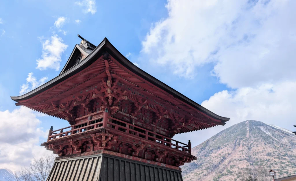 Traditioneller Schrein am Ufer des Chuzenji-Sees bei Nikko