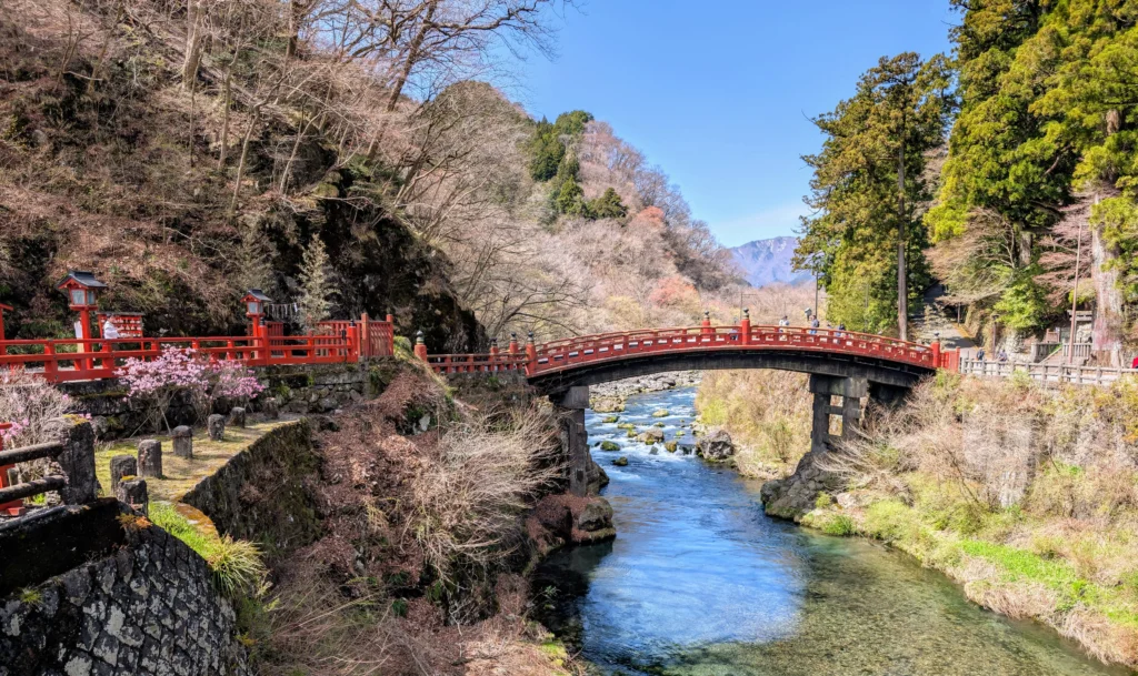 Rote Shinkyo Brücke über den Daiya Fluss in Nikko