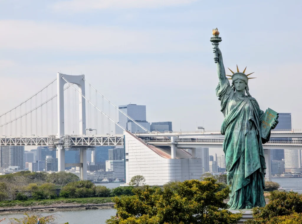 Statue of Liberty in Odaiba mit Rainbow Bridge im Hintergrund