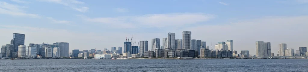 Moderne Skyline von Odaiba mit Hochhaeusern an der Bucht