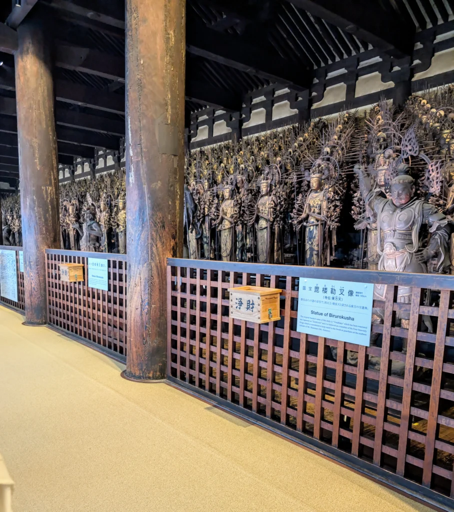 Reihe von Kannon-Statuen im Sanjūsangen-dō Tempel in Kyoto