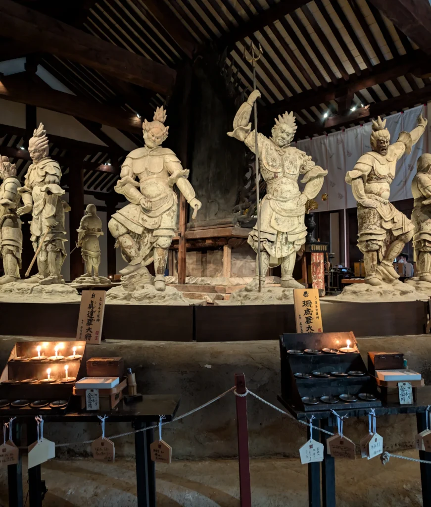 Wächterfiguren im Shin-Yakushi-ji Tempel in Nara