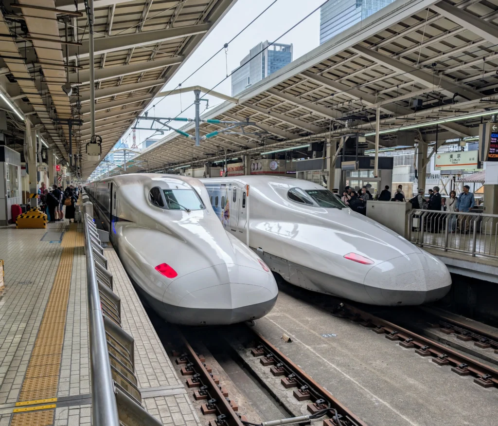 Shinkansen Hochgeschwindigkeitszug in Japan – komfortable Zugfahrt zwischen Tokio und Kyoto mit Kindern