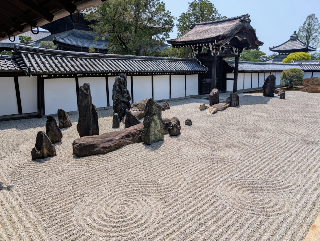 Zen-Garten im Tōfuku-ji Tempel in Kyoto – geharkter Kies mit Steinformationen