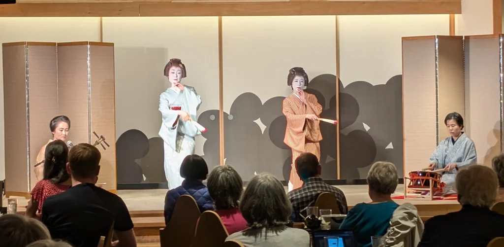 Traditionelle Geisha Auffuehrung im Hotel in Tokio