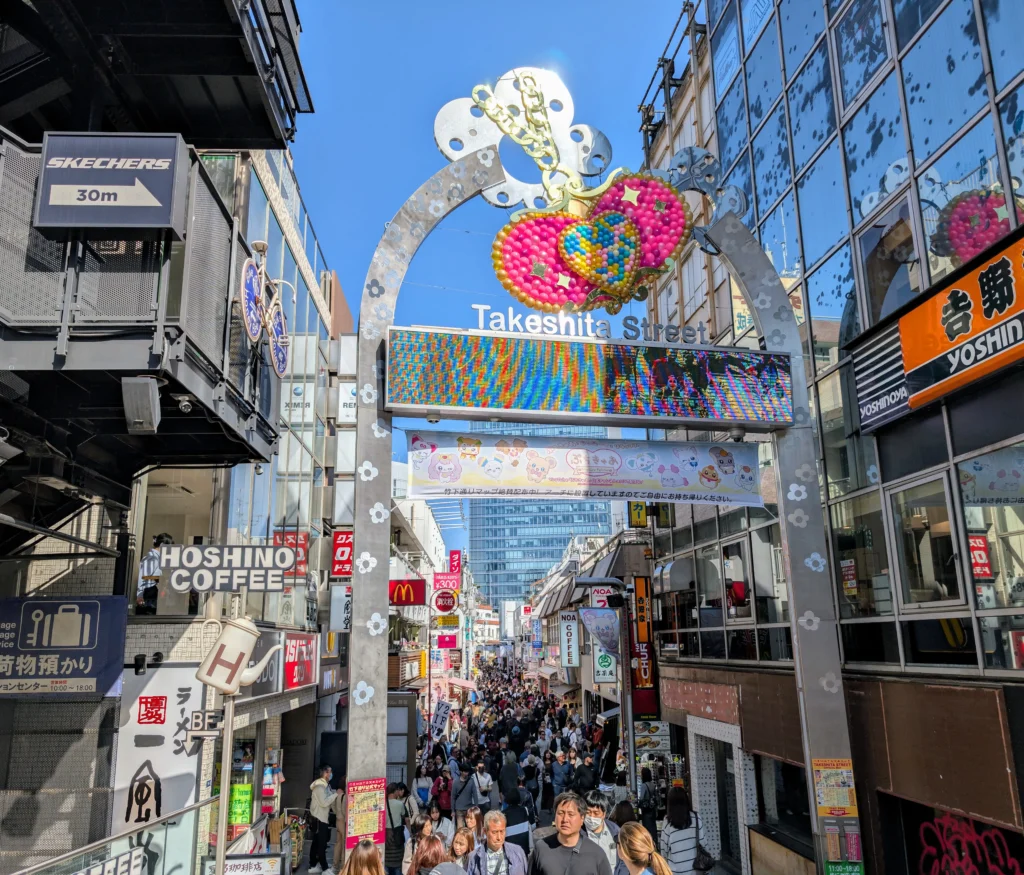 Eingang zur Takeshita Street in Harajuku mit buntem Torbogen