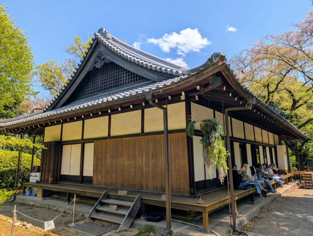 Historisches japanisches Holzhaus im Museumsgarten des Tokyo National Museum