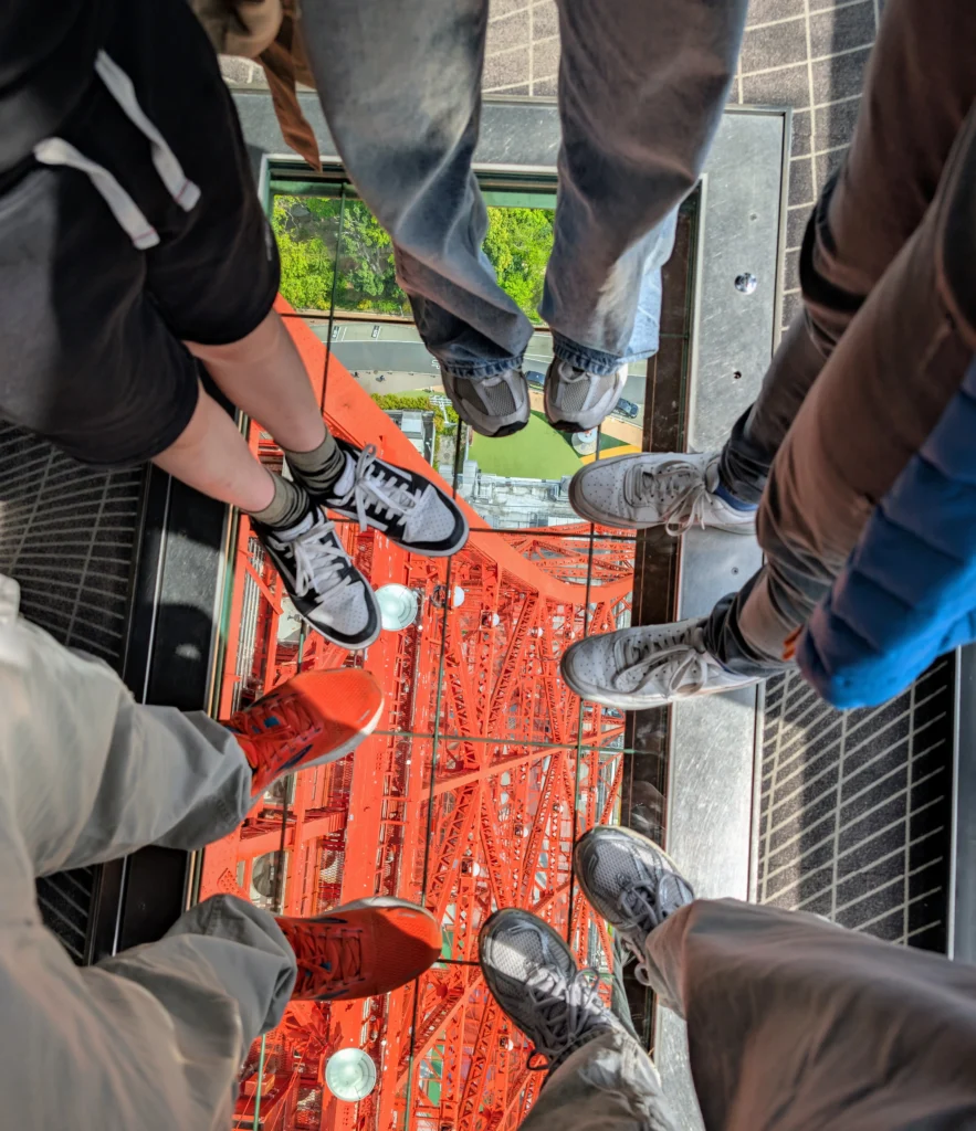 Glasboden Plattform im Tokyo Tower mit Blick nach unten