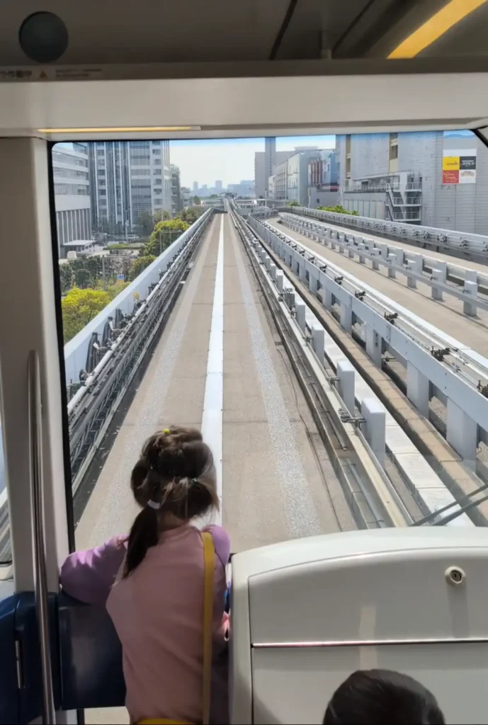Blick aus der Yurikamome Bahn auf die Strecke Richtung Odaiba