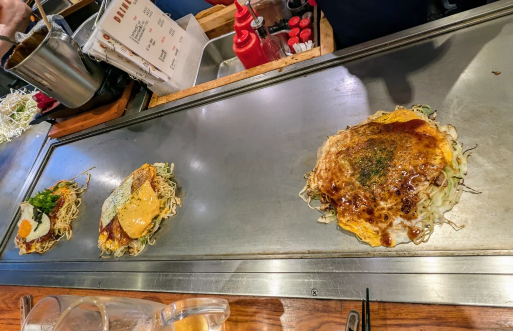 Hiroshima Okonomiyaki auf einem Teppan-Grill im Restaurant