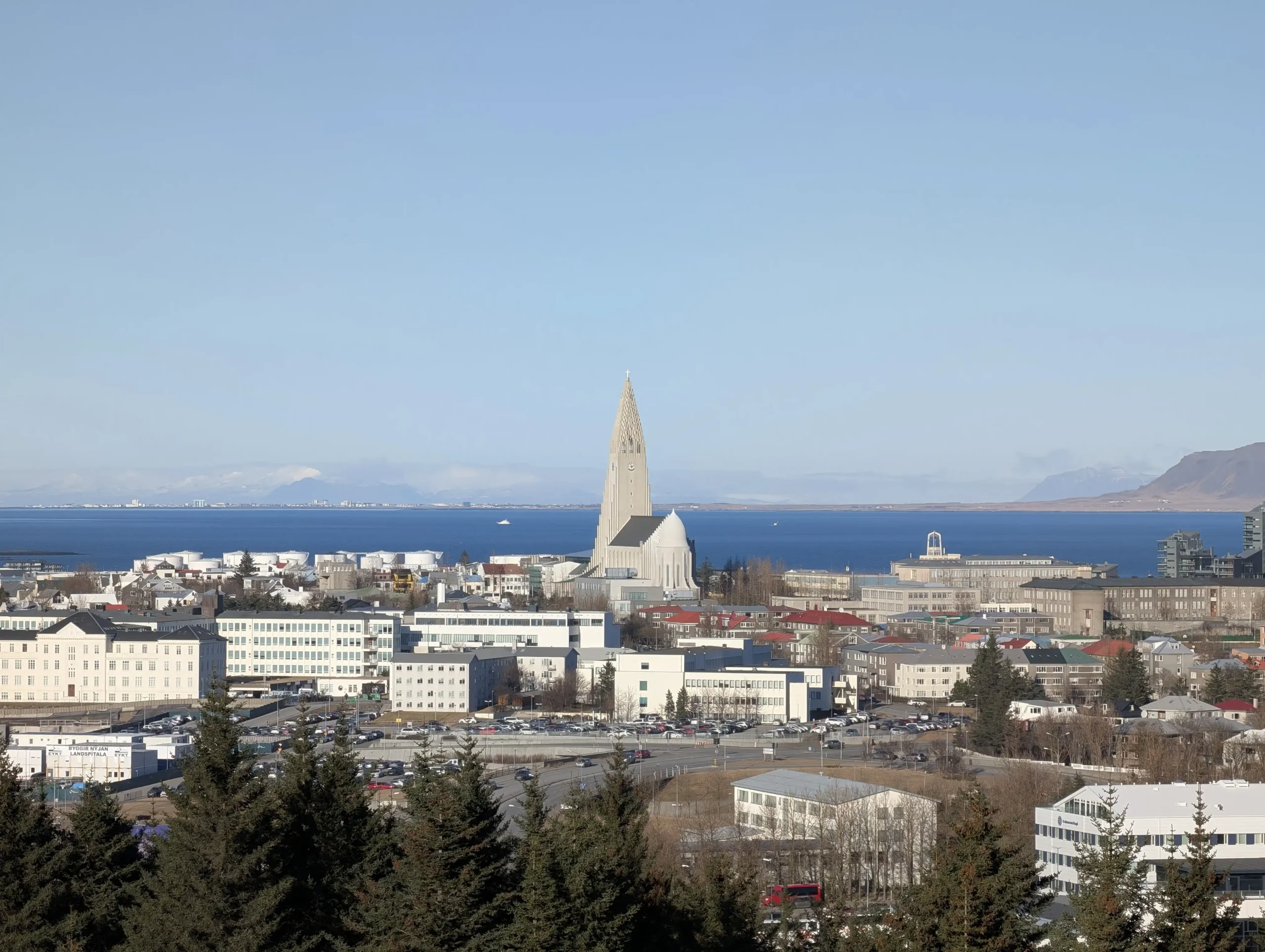 Blick von Perlan auf Hallgrimskirkja, Reykjavik und das Meer