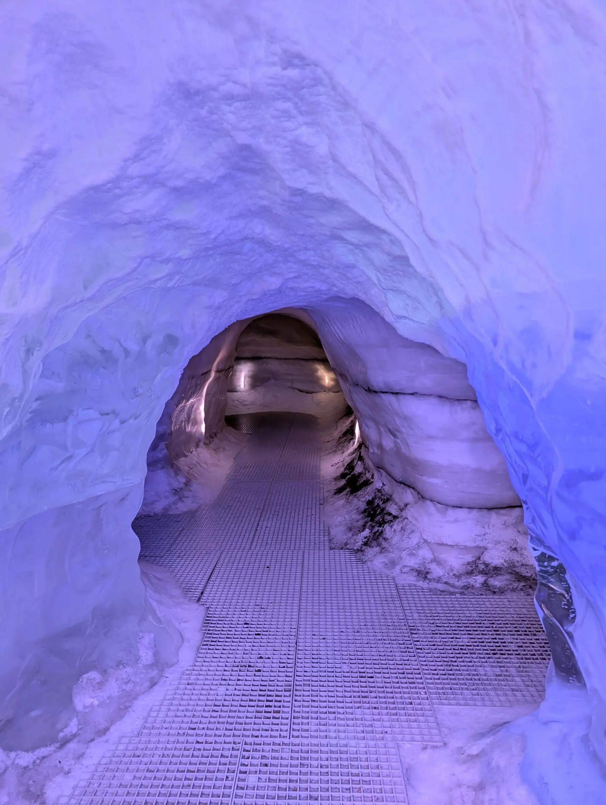 Eistunnel mit Weg in der Eishoehle im Perlan Museum