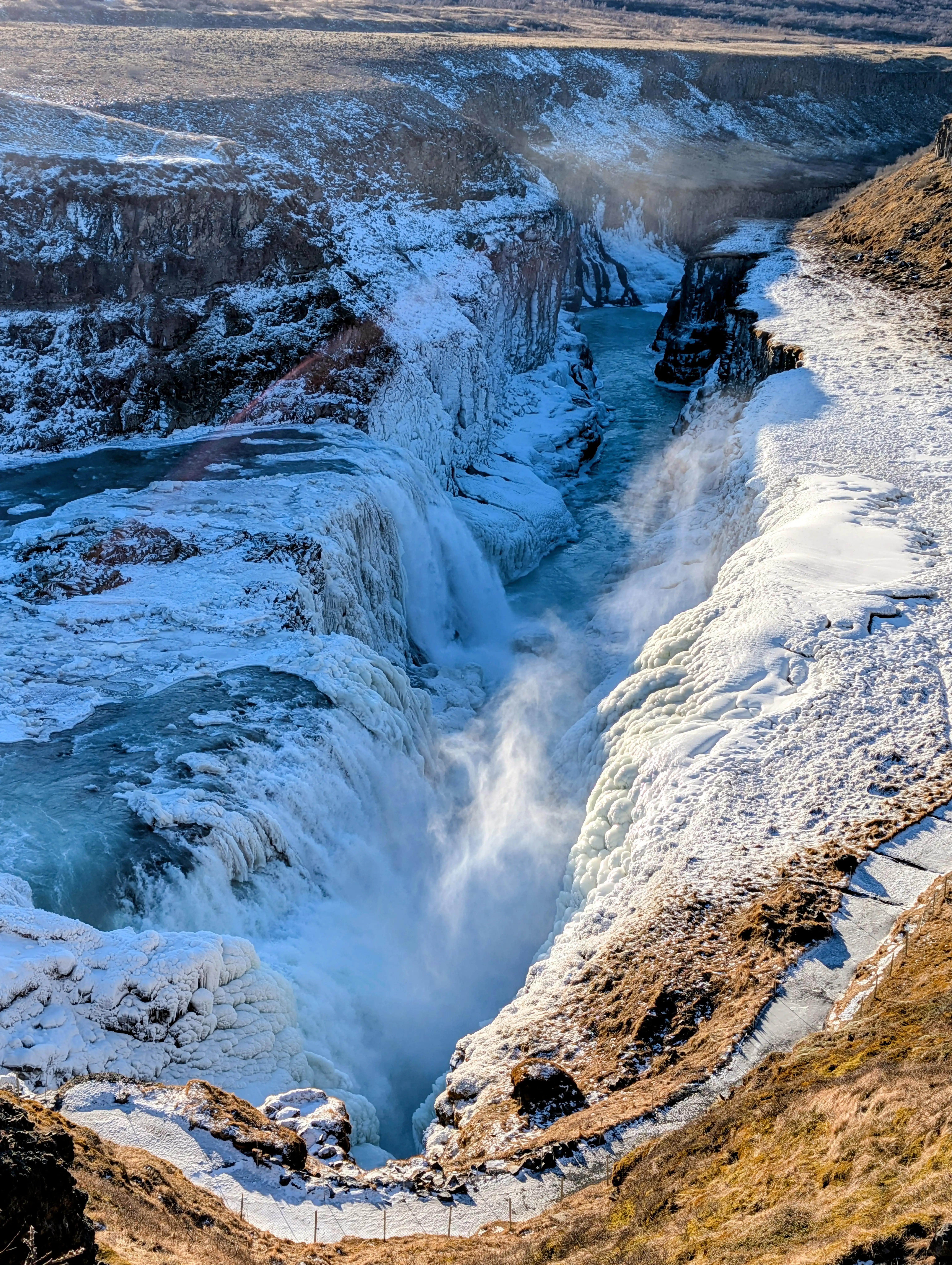 Gullfoss Wasserfall im Hochformat mit tiefer Schlucht und Eis
