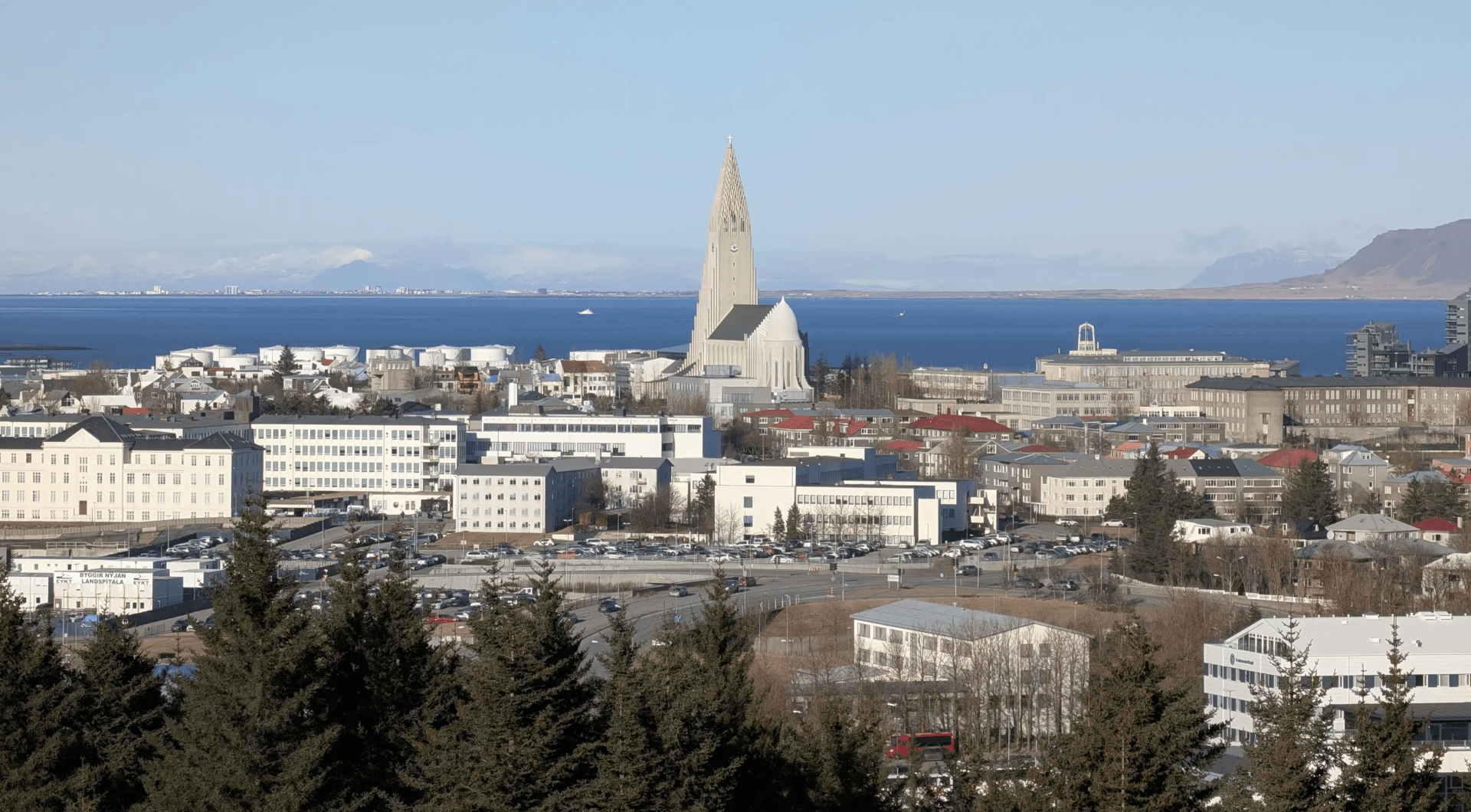 Island mit Kindern - Blick vom Perlan auf die Hallgrímskirkja und die Stadt Reykjavik in Island