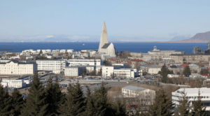Island mit Kindern - Blick vom Perlan auf die Hallgrímskirkja und die Stadt Reykjavik in Island