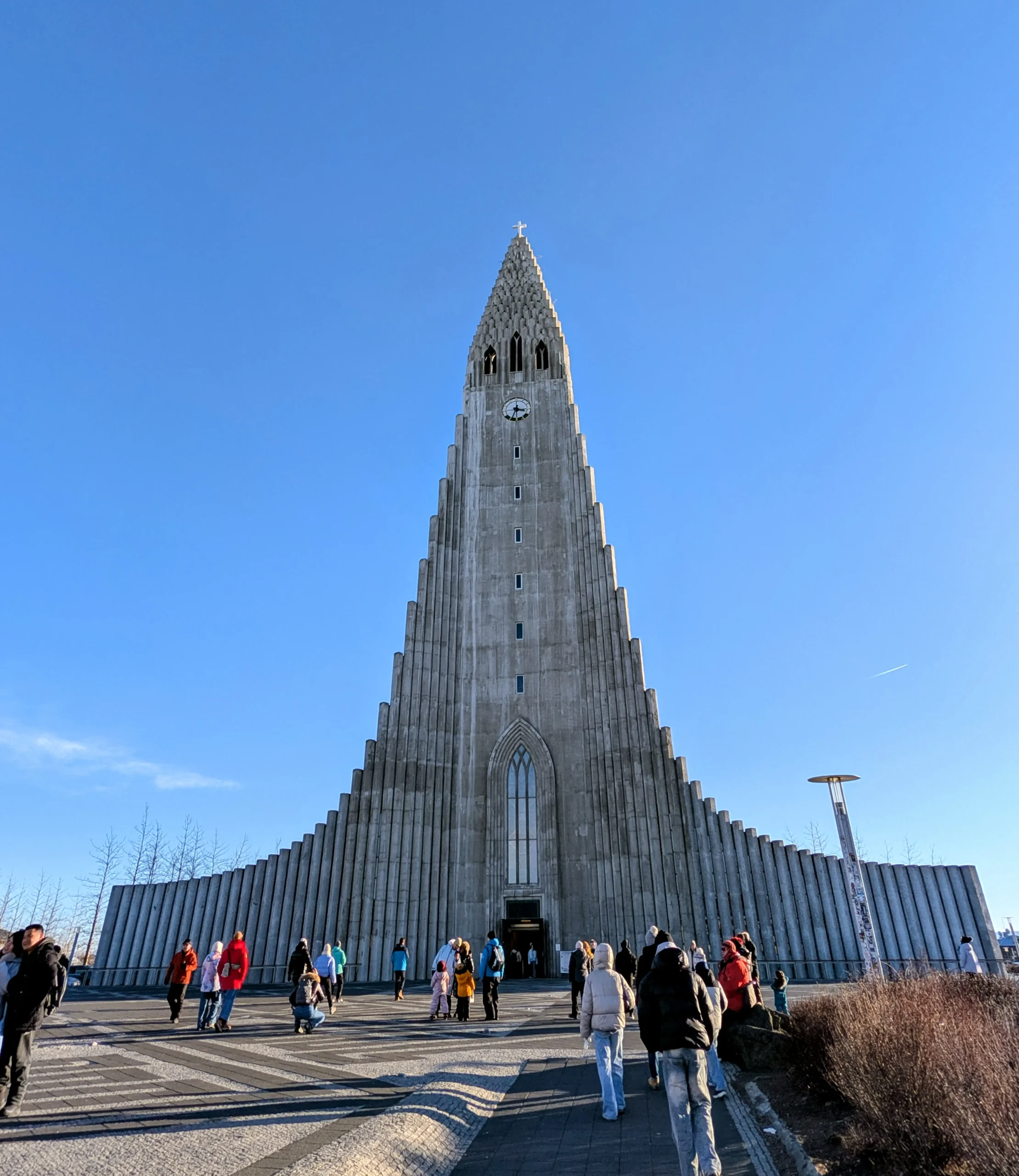 Hallgrimskirkja in Reykjavik von vorne aufgenommen