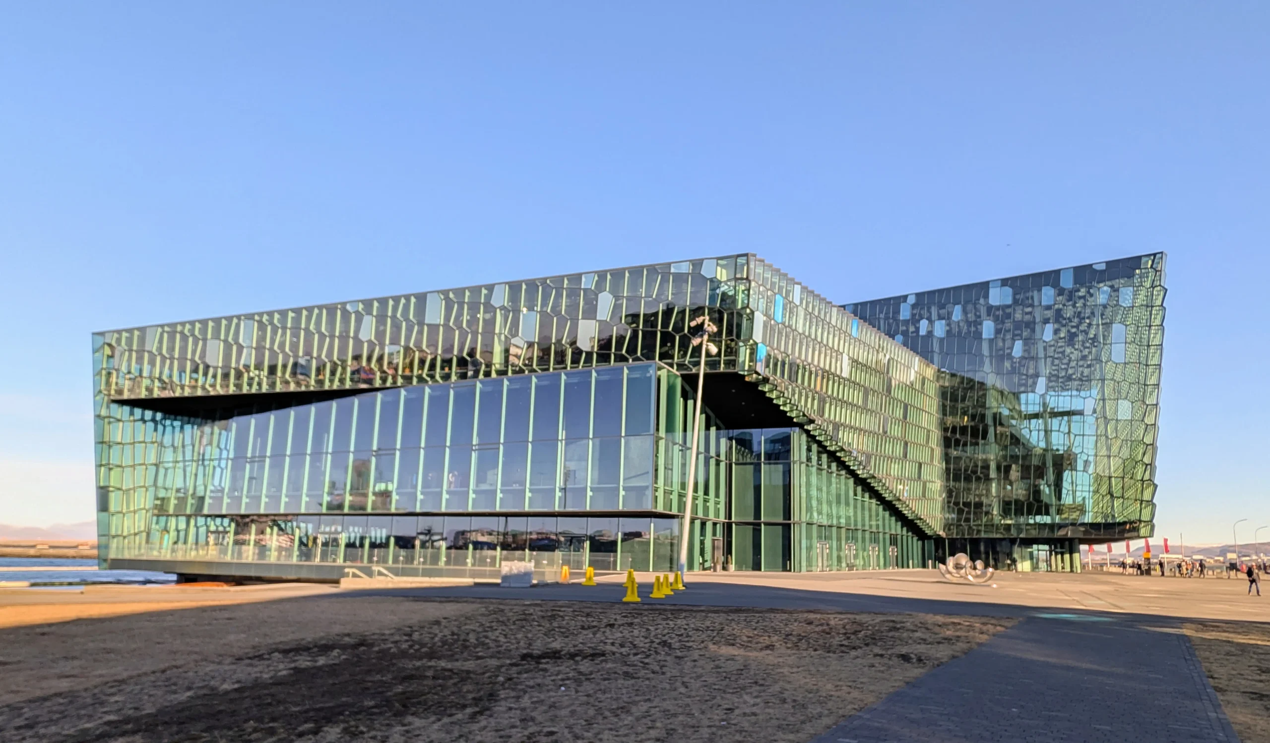 Harpa Konzerthaus in Reykjavik von außen im Winterlicht