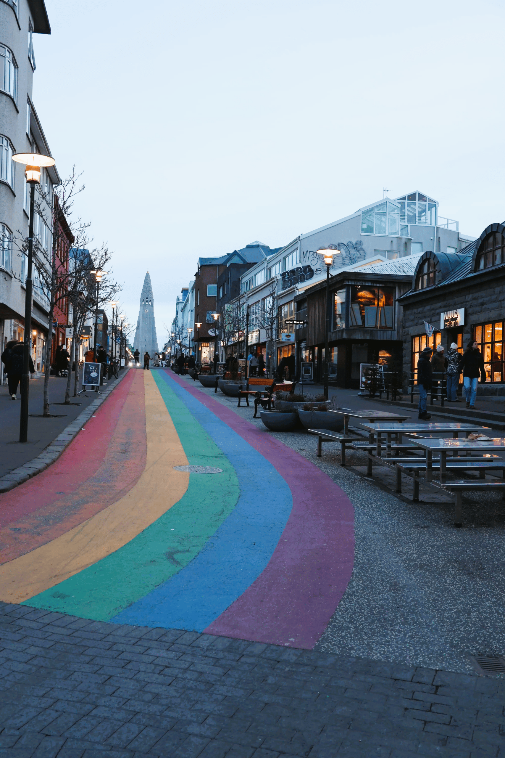 Bunte Rainbow Street in Reykjavik mit Blick Richtung Kirche
