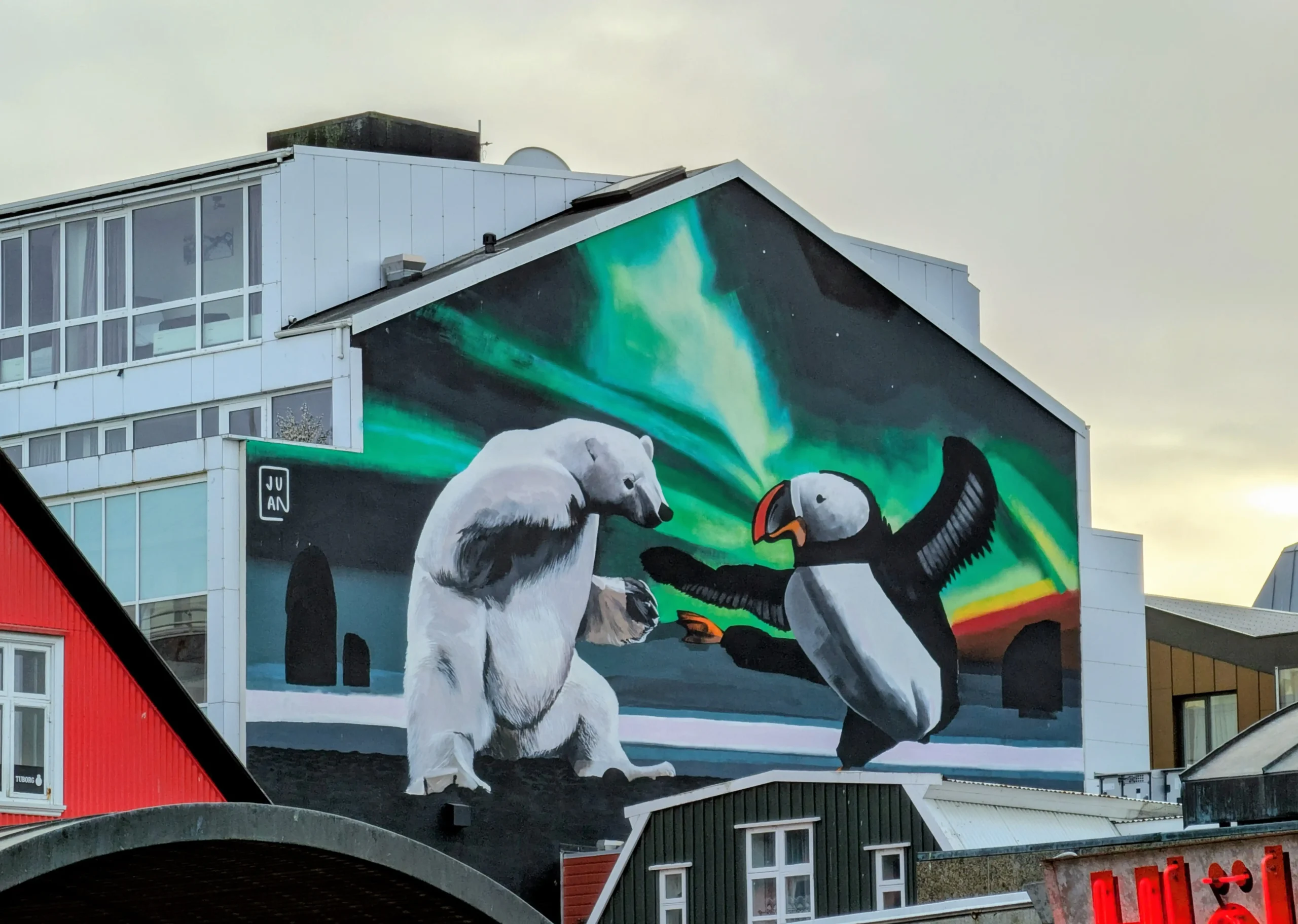 Grosses Wandbild mit Eisbaer und Puffin in Reykjavik